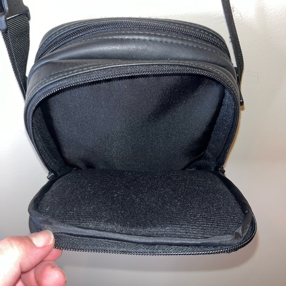 CASE LOGIC Portable CD Carrying Travel Bag Case Black Faux Leather Carry Strap - Picture 8 of 9